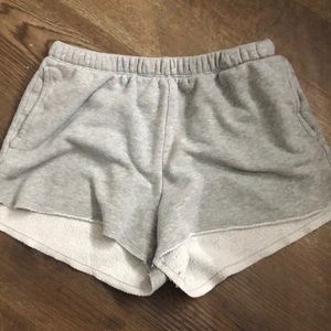 grey shorts